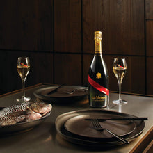 Carica l'immagine nel visualizzatore di Gallery, G.H. Mumm Grand Cordon Champagne, Vitigno Pinot Noir, 12% Vol., 75 Cl