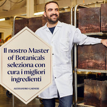 Carica l'immagine nel visualizzatore di Gallery, Bombay Sapphire Premium Distilled London Dry Gin, Vol. 40%, 100cl / 1L, infuso a vapore con 10 botanical esotici selezionati con cura