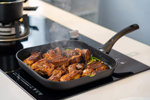 Carica l'immagine nel visualizzatore di Gallery, Bistecchiera Antiaderente a Induzione - Alluminio Pressofuso - 28 Cm