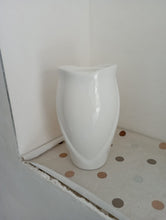 Carica l'immagine nel visualizzatore di Gallery, Handmade Flower Pot in Porcelain Height 20 CM for Wall or Ground