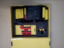 Carica l&#39;immagine nel visualizzatore di Gallery, j &amp; b whisky gadget per borsa viaggio lucchetto-cigna-targhetta nominativa con custodia da regalo
