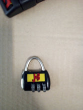 Carica l&#39;immagine nel visualizzatore di Gallery, j &amp; b whisky gadget per borsa viaggio lucchetto-cigna-targhetta nominativa con custodia da regalo
