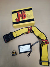 Carica l&#39;immagine nel visualizzatore di Gallery, j &amp; b whisky gadget per borsa viaggio lucchetto-cigna-targhetta nominativa con custodia da regalo
