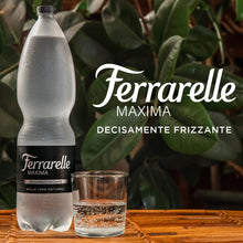 Carica l&#39;immagine nel visualizzatore di Gallery, Ferrarelle Maxima Acqua Minerale Decisamente Frizzante, 6 x 1.5 L
