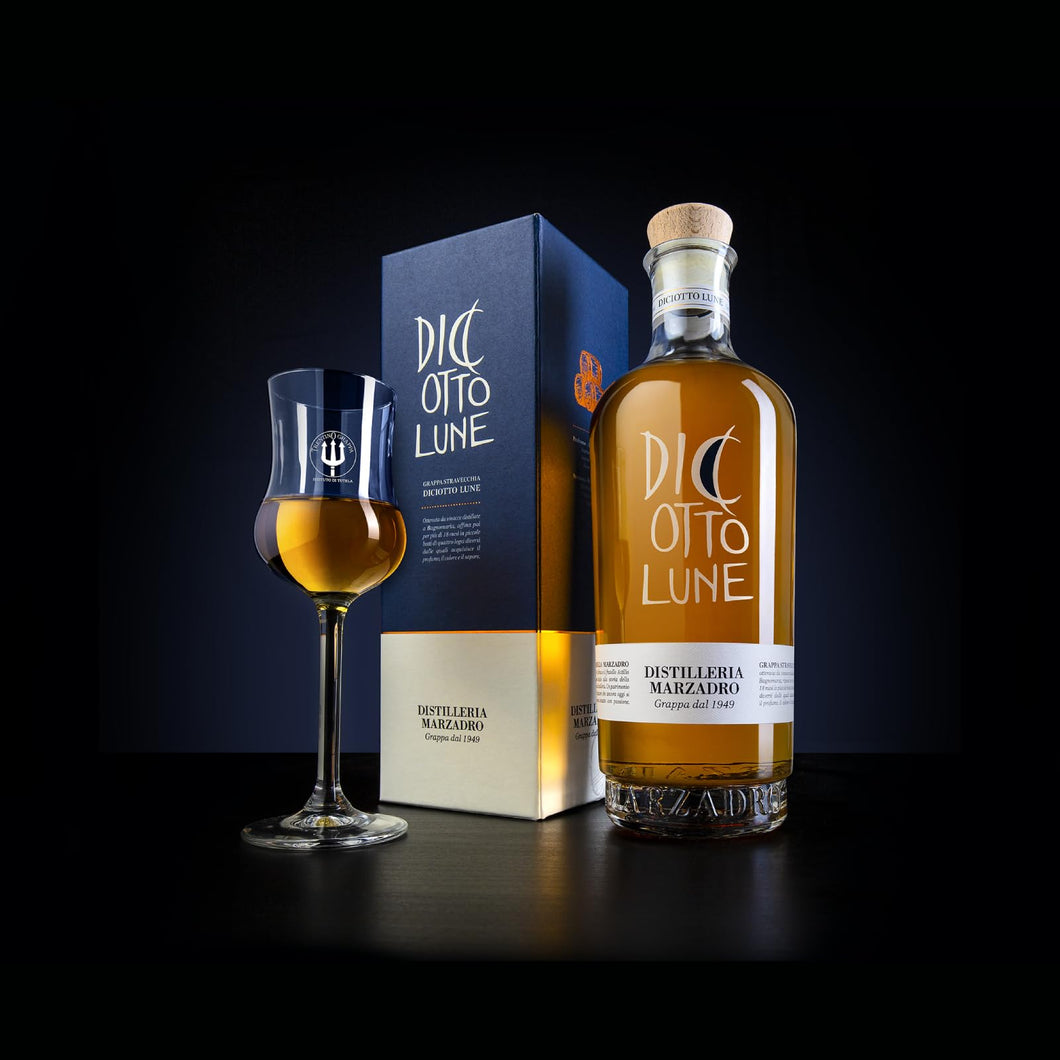 Marzadro, Grappa le Diciotto Lune, Invecchiamento 18 mesi, Confezione con Astuccio - Bottiglia in Vetro da 700ml