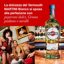 Carica l&#39;immagine nel visualizzatore di Gallery, MARTINI Bianco Vermouth Aperitivo, Vermouth Italiano Infuso con Erbe Aromatiche e Fiori, 14,4% ABV, 100cl / 1L
