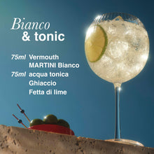 Carica l&#39;immagine nel visualizzatore di Gallery, MARTINI Bianco Vermouth Aperitivo, Vermouth Italiano Infuso con Erbe Aromatiche e Fiori, 14,4% ABV, 100cl / 1L

