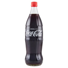 Carica l&#39;immagine nel visualizzatore di Gallery, Coca-Cola Original Taste – 1 Bottiglia da 1 L,x 5bottiglie  Tutto il Gusto Originale di Coca-Cola, in Bottiglia di Vetro 100% riciclabile, Bevanda Analcolica
