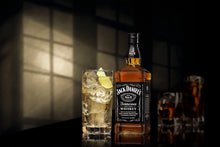 Carica l&#39;immagine nel visualizzatore di Gallery, Jack Daniel’s Old No.7 Tennessee Whiskey 70cl - Whiskey filtrato attraverso il carbone. 40% vol.
