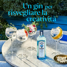 Carica l&#39;immagine nel visualizzatore di Gallery, Bombay Sapphire Premium Distilled London Dry Gin, Vol. 40%, 100cl / 1L, infuso a vapore con 10 botanical esotici selezionati con cura
