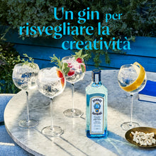 Carica l'immagine nel visualizzatore di Gallery, Bombay Sapphire Premium Distilled London Dry Gin, Vol. 40%, 100cl / 1L, infuso a vapore con 10 botanical esotici selezionati con cura

