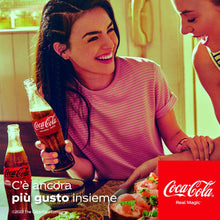 Carica l'immagine nel visualizzatore di Gallery, Coca-Cola Senza Caffeina – 24 Lattine da 330 ml, Tutto il Gusto di Coca-Cola Senza Caffeina, Lattina 100% riciclabile, Bevanda Analcolica
