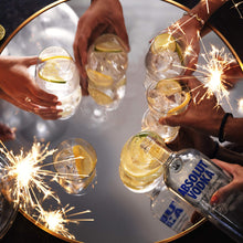 Carica l&#39;immagine nel visualizzatore di Gallery, Absolut Vodka, Vodka svedese, Grano e acqua di Ahus , Senza zuccheri aggiunti, 40% Vol., 1 L
