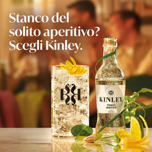 Carica l&#39;immagine nel visualizzatore di Gallery, Kinley Tonic Water, Acqua Tonica con note di Limone, Lime e Lemongrass, Adatta alla Mixology, Per Drink Rinfrescanti e dal Sapore Inconfondibile, Bevanda Analcolica - 24 Bottiglie in Vetro da 200 ml
