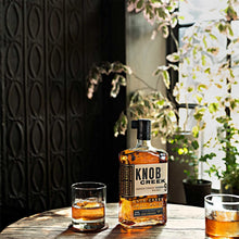 Carica l&#39;immagine nel visualizzatore di Gallery, Knob Creek Bourbon Whisky, Whisky dei &quot;vecchi tempi&quot; dal gusto robusto e inteso, 9 anni di invecchiamento - 1 bottiglia da 700ml
