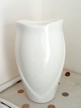 Carica l&#39;immagine nel visualizzatore di Gallery, Handmade Flower Pot in Porcelain Height 20 CM for Wall or Ground
