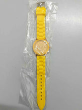 Carica l&#39;immagine nel visualizzatore di Gallery, OrologiO da polso in gelatin al quarzo cinturino in silicone di moda  Uom.Do.rag
