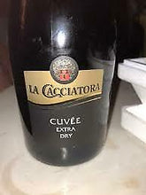 Carica l'immagine nel visualizzatore di Gallery, VINO Spumante LA CACCIATORA EXTRA DRY OTTIMO COME APERITIVO COLORE BRILLANTE

